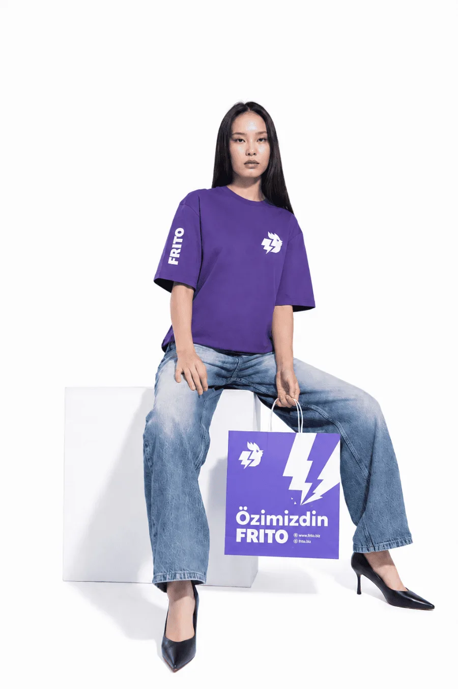 Сотрудница Frito с фирменным пакетом